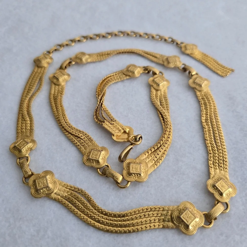 Vintage Gold Tone Multi Strand Herringbone Chain Belt Tassel Quatrefoil